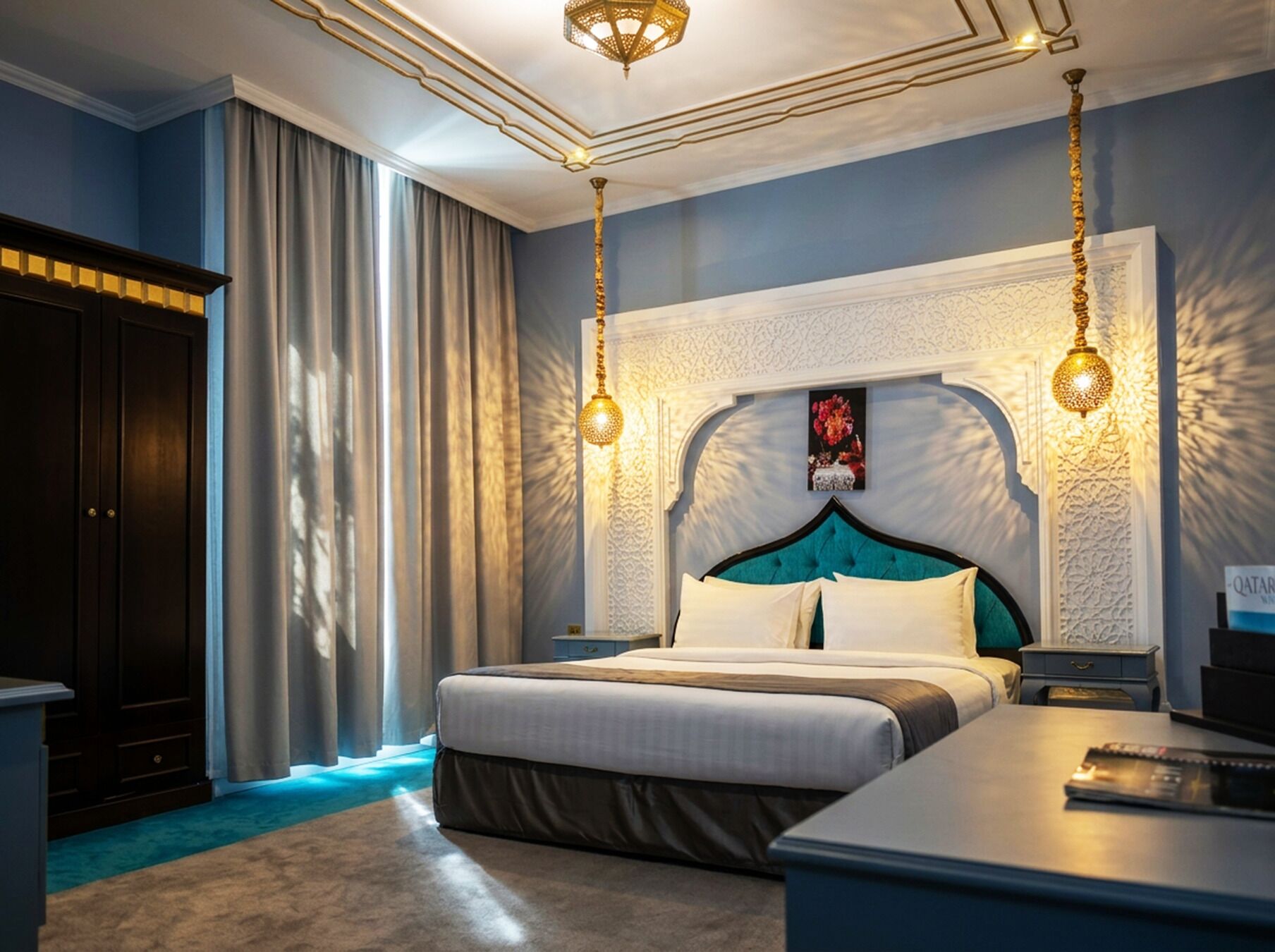 Ropa de cama de alta calidad, colchones con pillow-top y minibar 