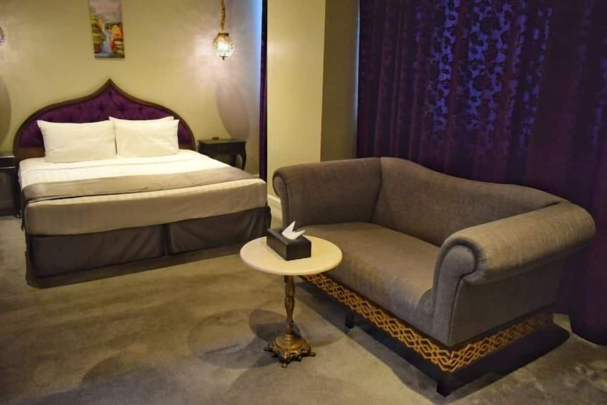 1 sovrum, sängtillbehör av högsta kvalitet, bäddmadrasser och minibar