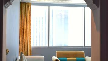 Suite Standard | Coin séjour | Télévision LED de 32 pouces avec chaînes par satellite, télévision