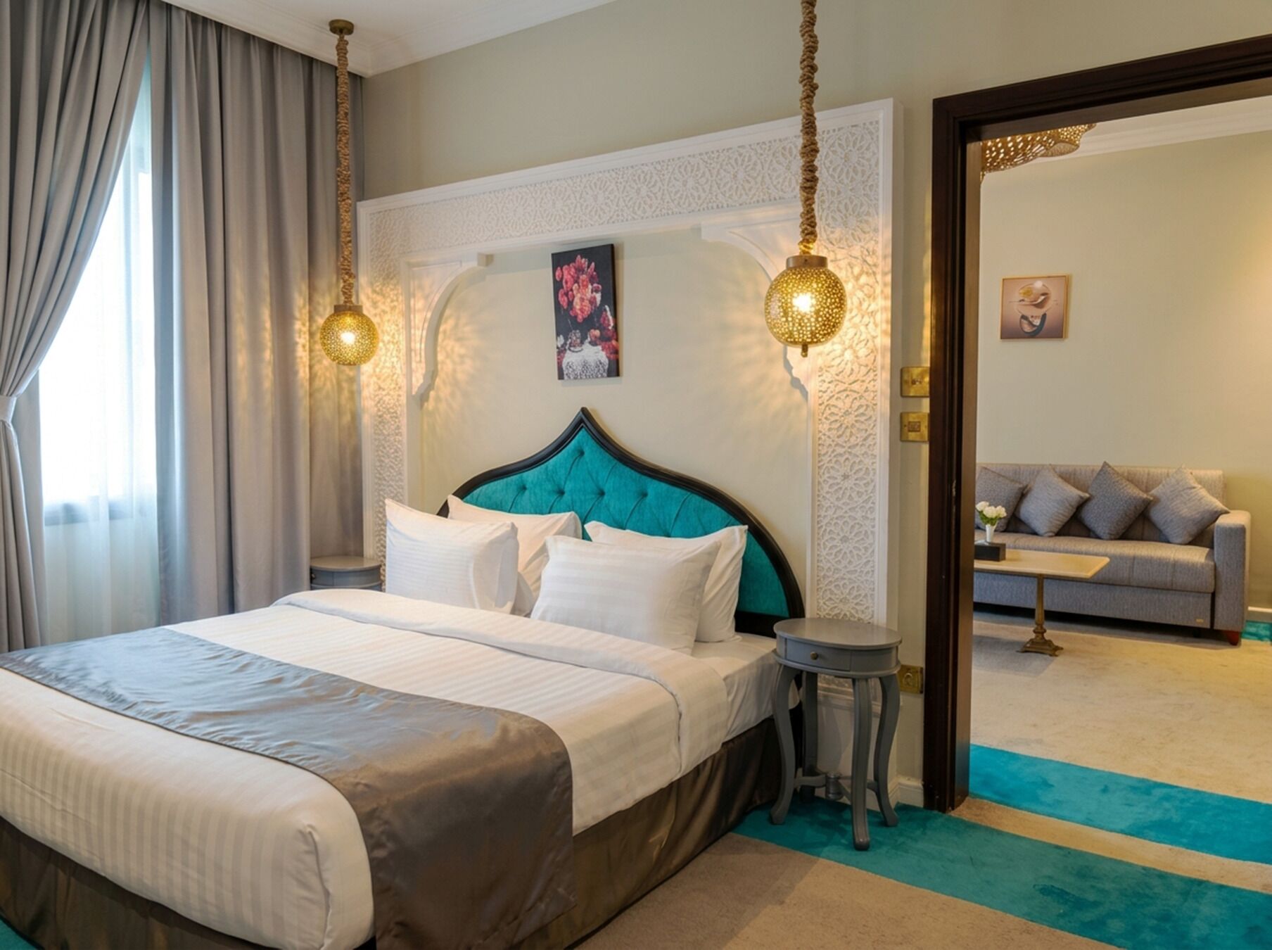 Ropa de cama de alta calidad, colchones con pillow-top y minibar 