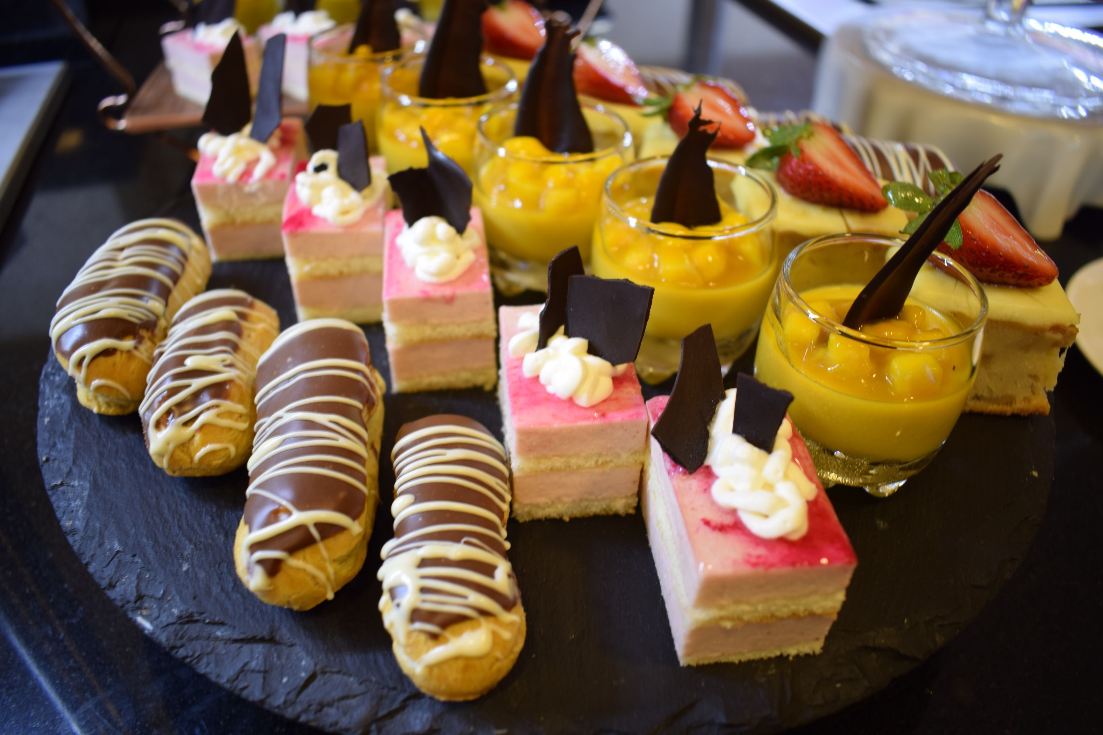 Una selección de postres sobre una bandeja de pizarra.