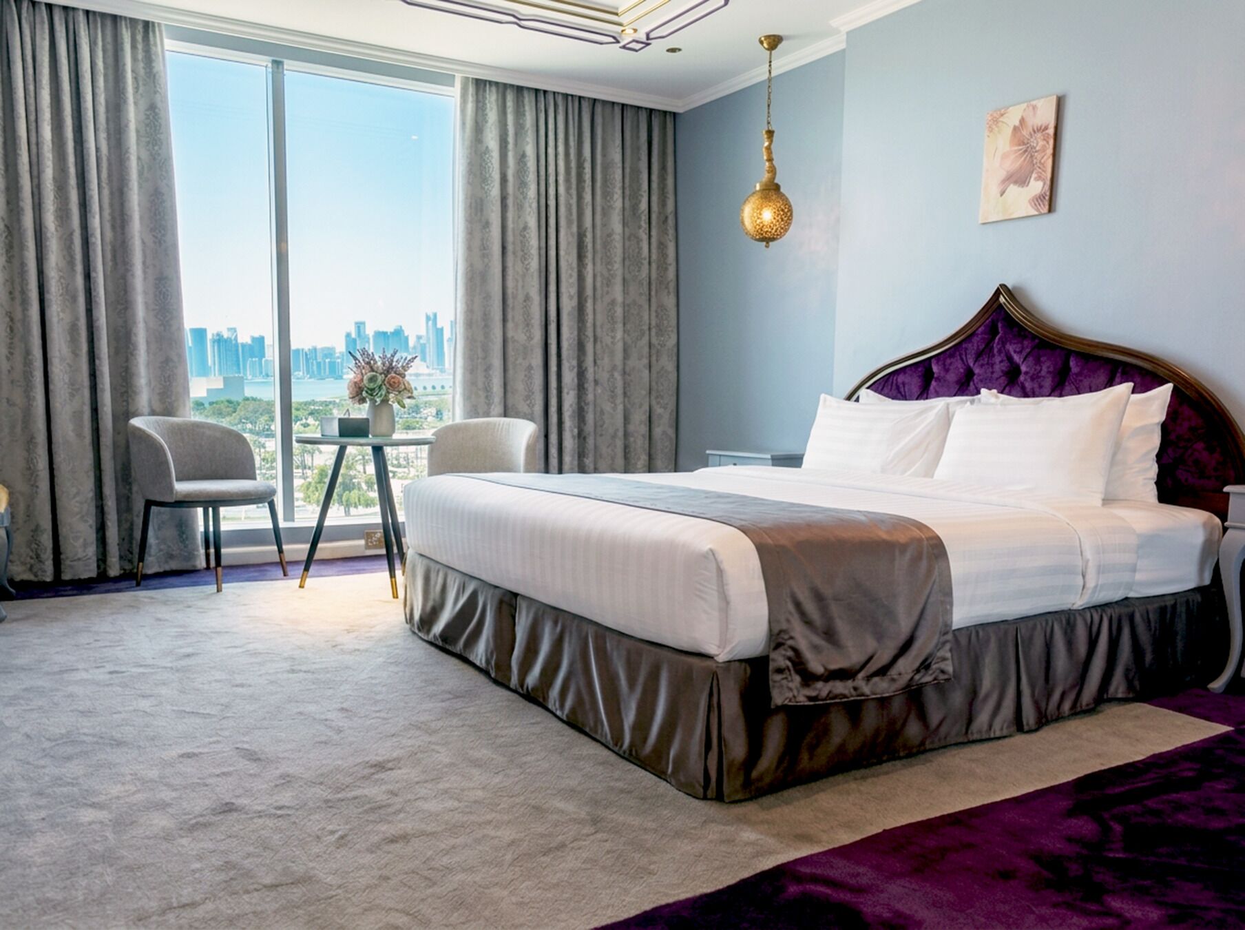 Ropa de cama de alta calidad, colchones con pillow-top y minibar 