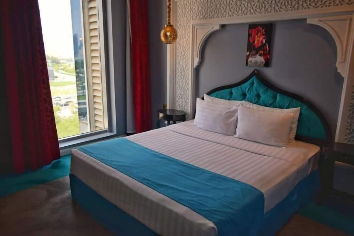 1 sovrum, sängtillbehör av högsta kvalitet, bäddmadrasser och minibar