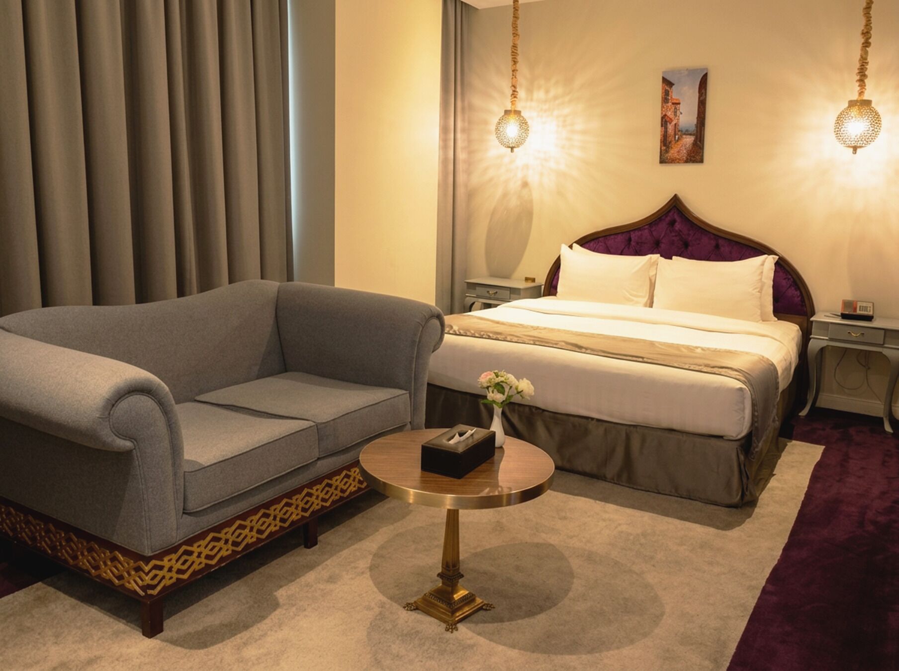 Ropa de cama de alta calidad, colchones con pillow-top y minibar 