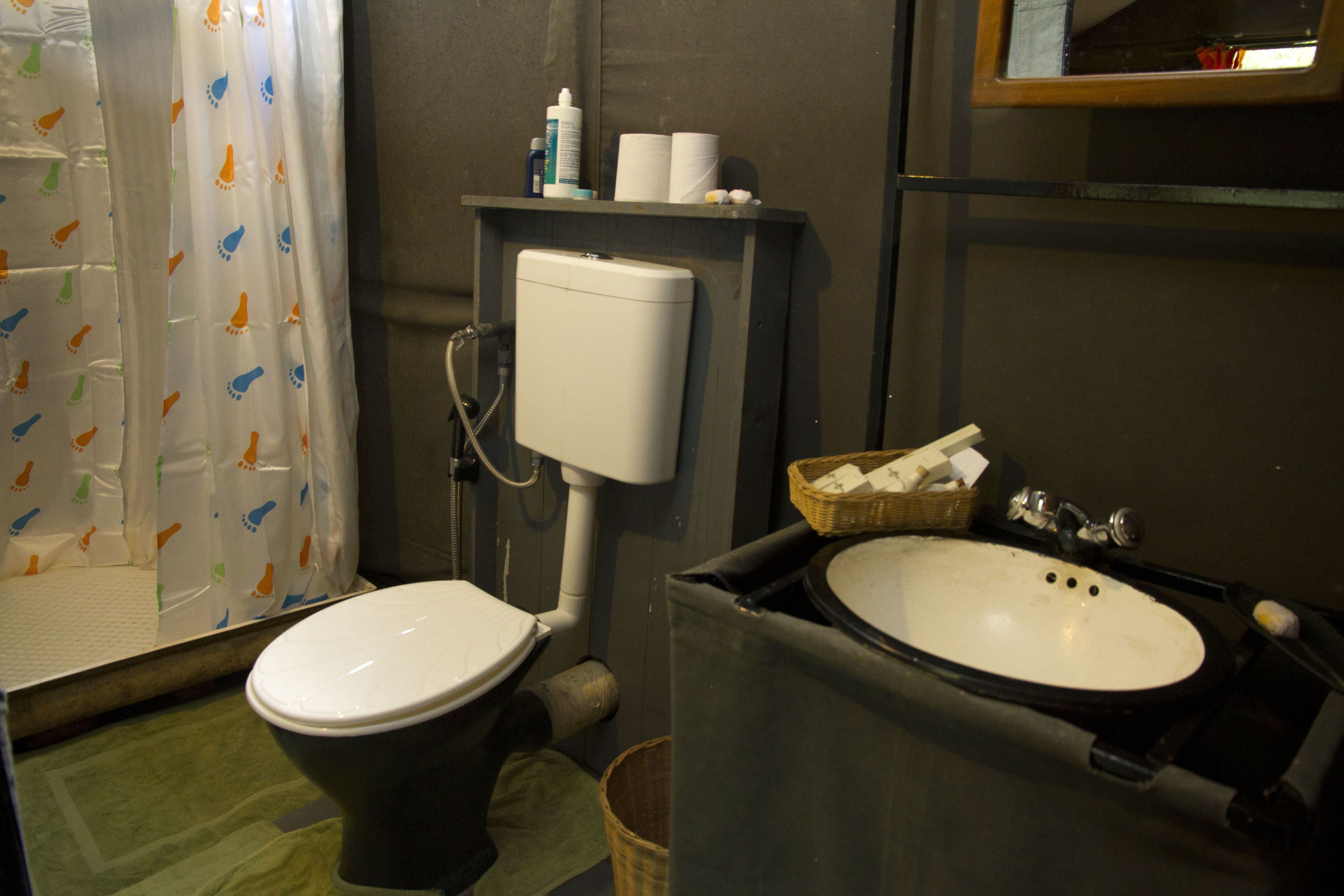 Dusche, kostenlose Toilettenartikel, Hausschuhe, Bidet