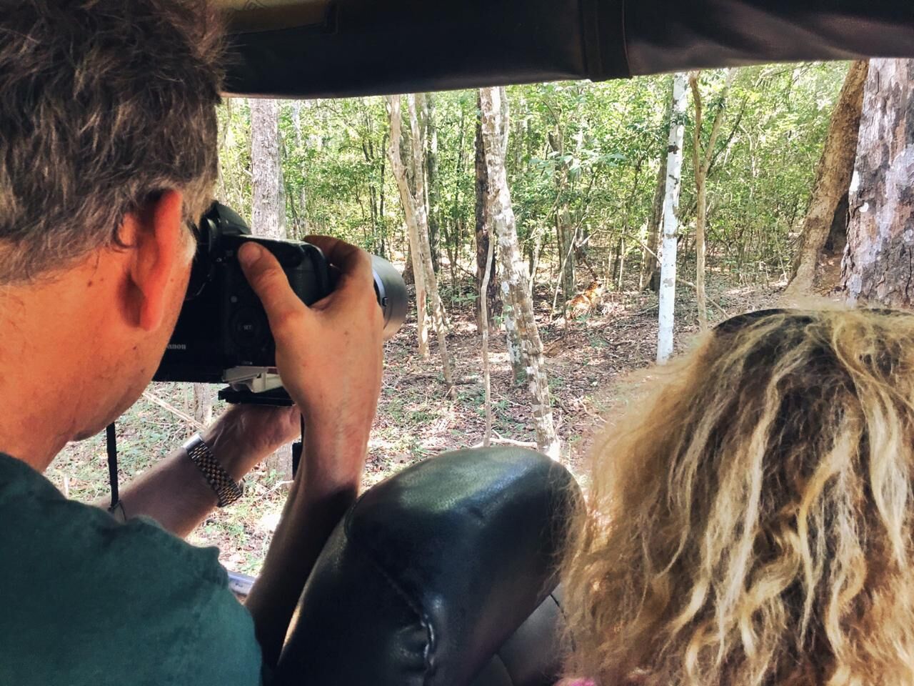 Eine Person fotografiert mit einer Kamera.