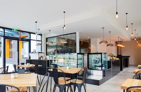 Restaurant. Holiday Inn Express Sydney Macquarie Park by IHG