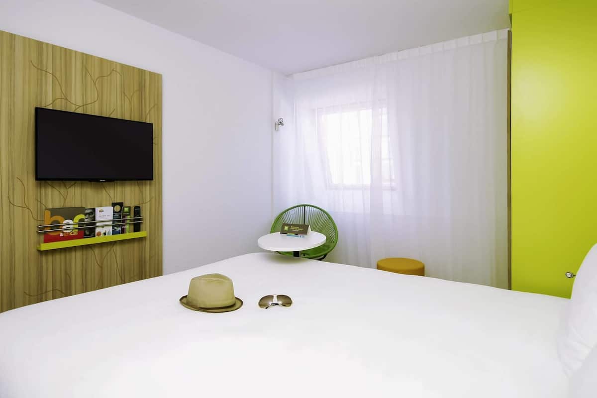 Bureau, chambres insonorisées, fer et planche à repasser