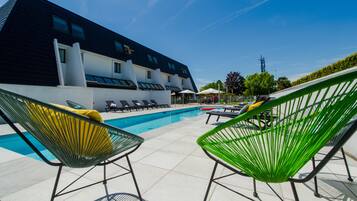 Piscine extérieure, chaises longues