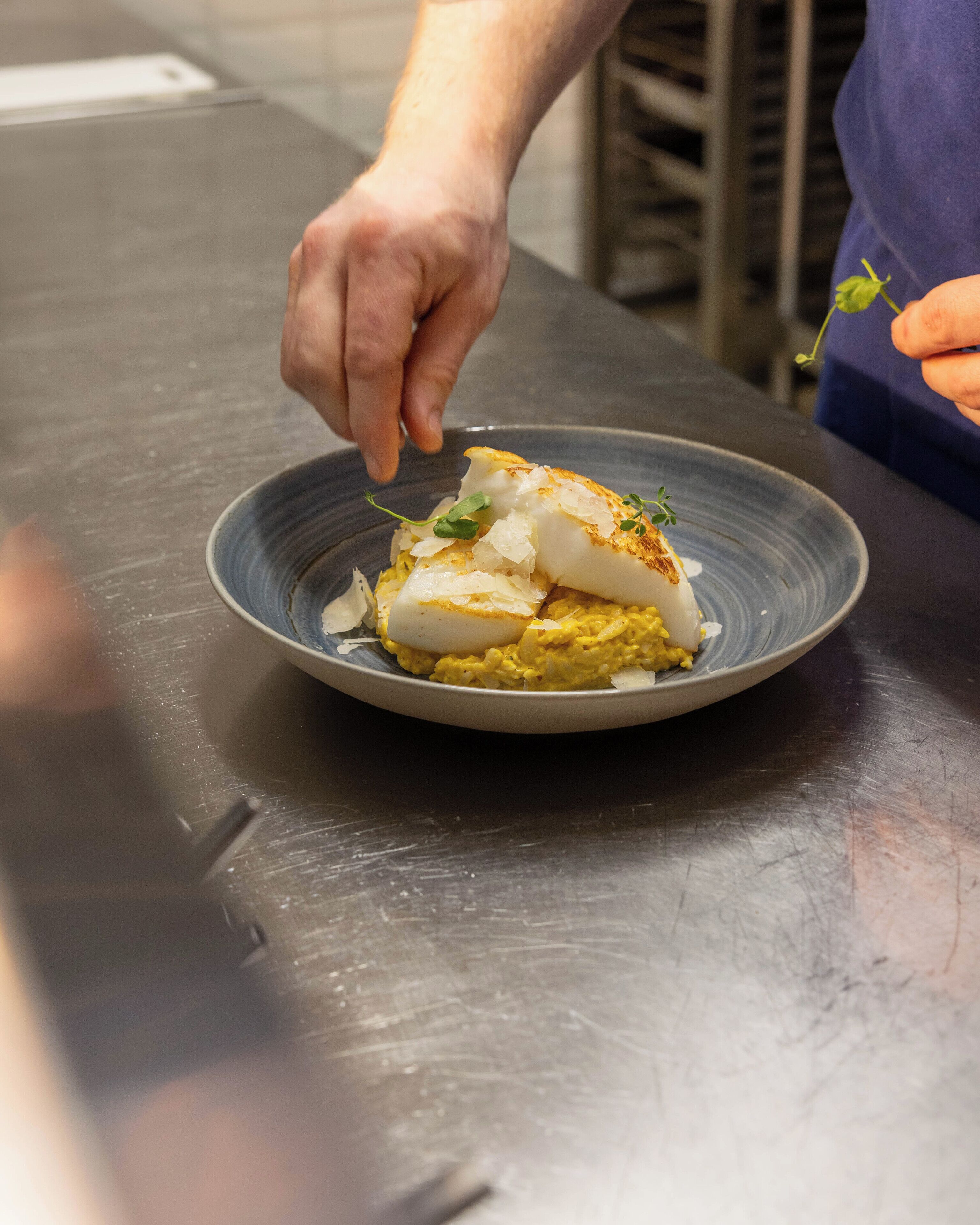Una persona sirve un plato en un plato.
