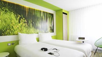 Escritorio, insonorización y tabla de planchar con plancha