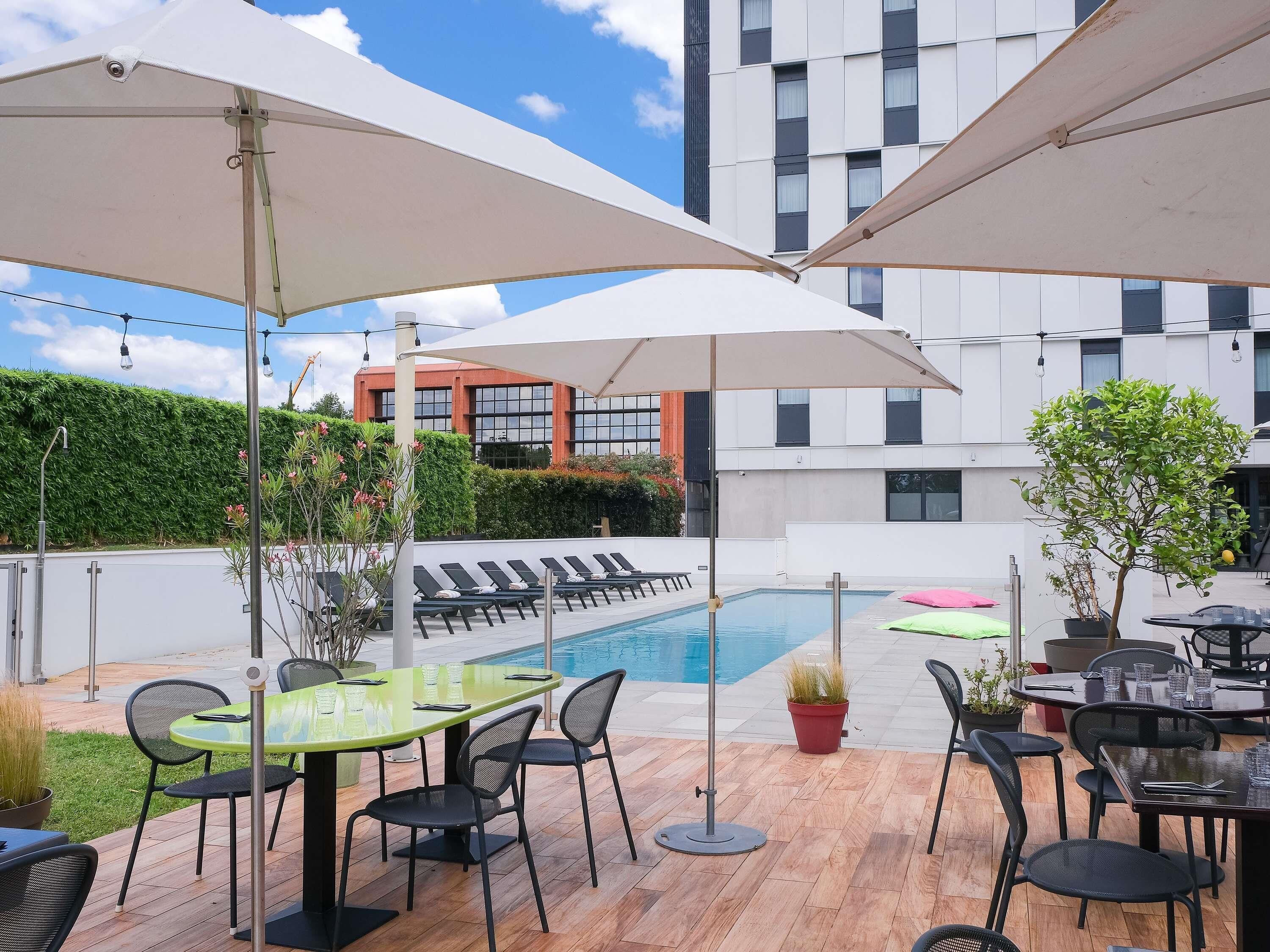 สระว่ายน้ำกลางแจ้ง เปิด 8:00 น. ถึง 22:00 น., เก้าอี้อาบแดดริมสระ