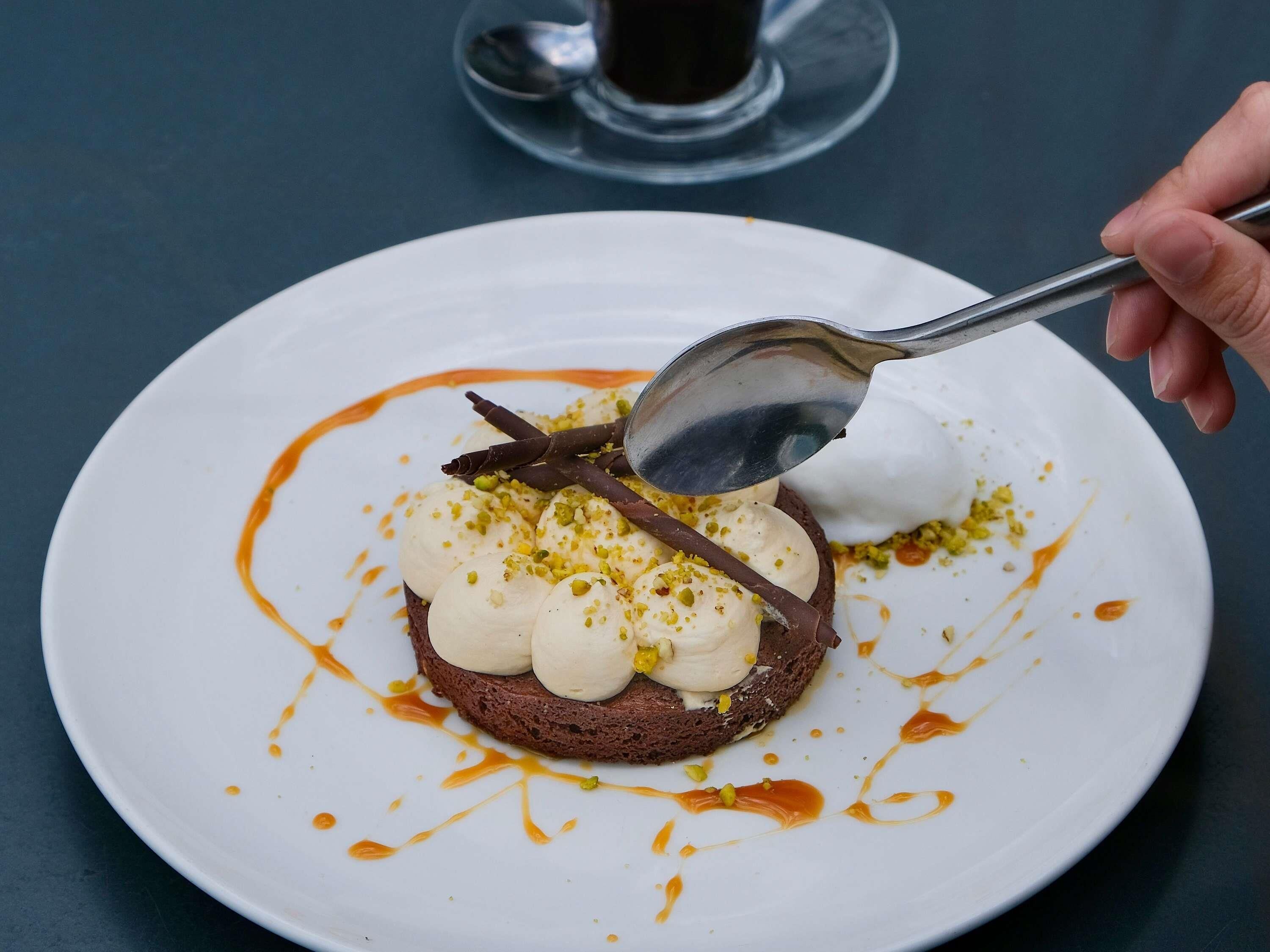 Un postre sobre un plato blanco con una cuchara.