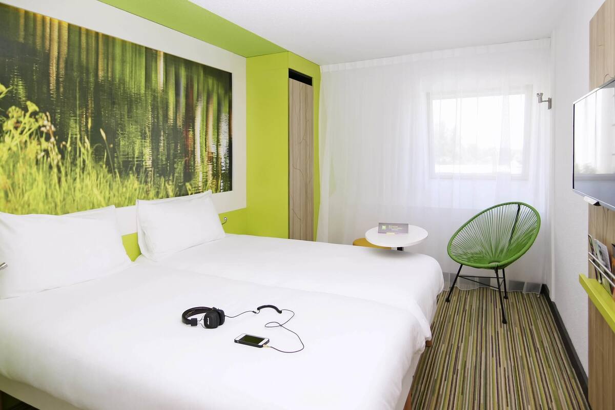 Standard Room, 2 Single Beds | Desk, soundproofing, iron/ironing board (on request)