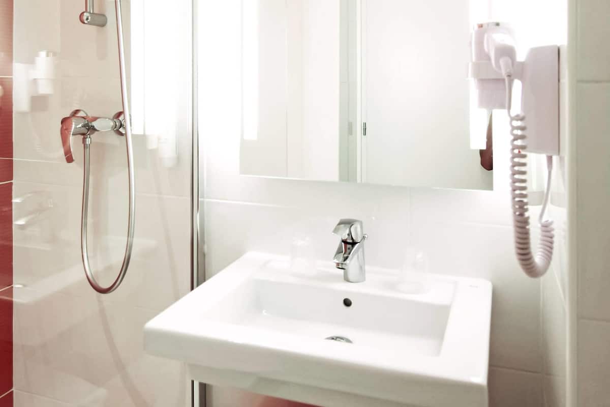 Desk, soundproofing, iron/ironing board, free cots/infant beds