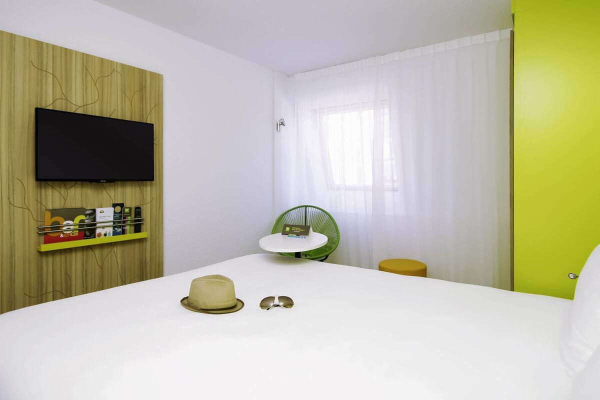 Suite estándar, 2 camas dobles, habitaciones comunicadas | Escritorio, sistema de insonorización, tabla de planchar con plancha