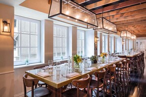 Se sirven desayunos, almuerzos y cenas; cocina francesa