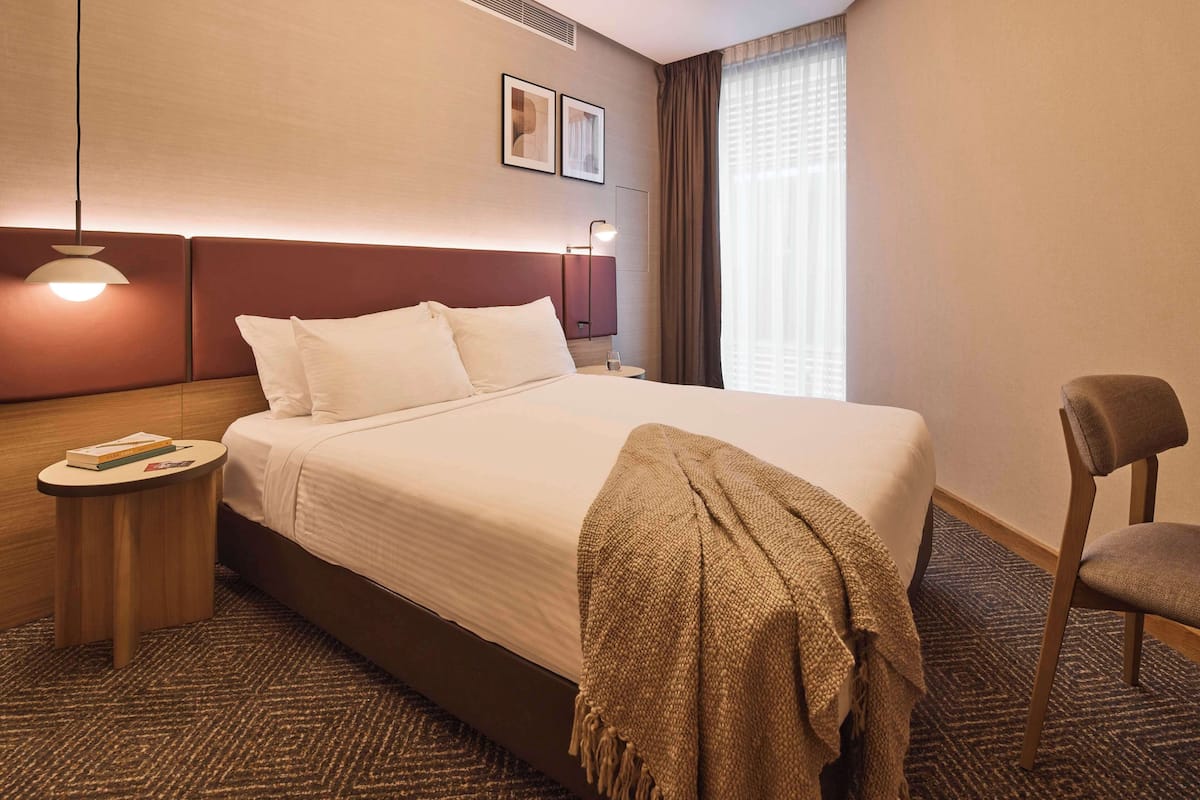 Kamar, 1 Tempat Tidur Queen (Atrium) | Seprai premium, minibar, brankas, dan meja kerja