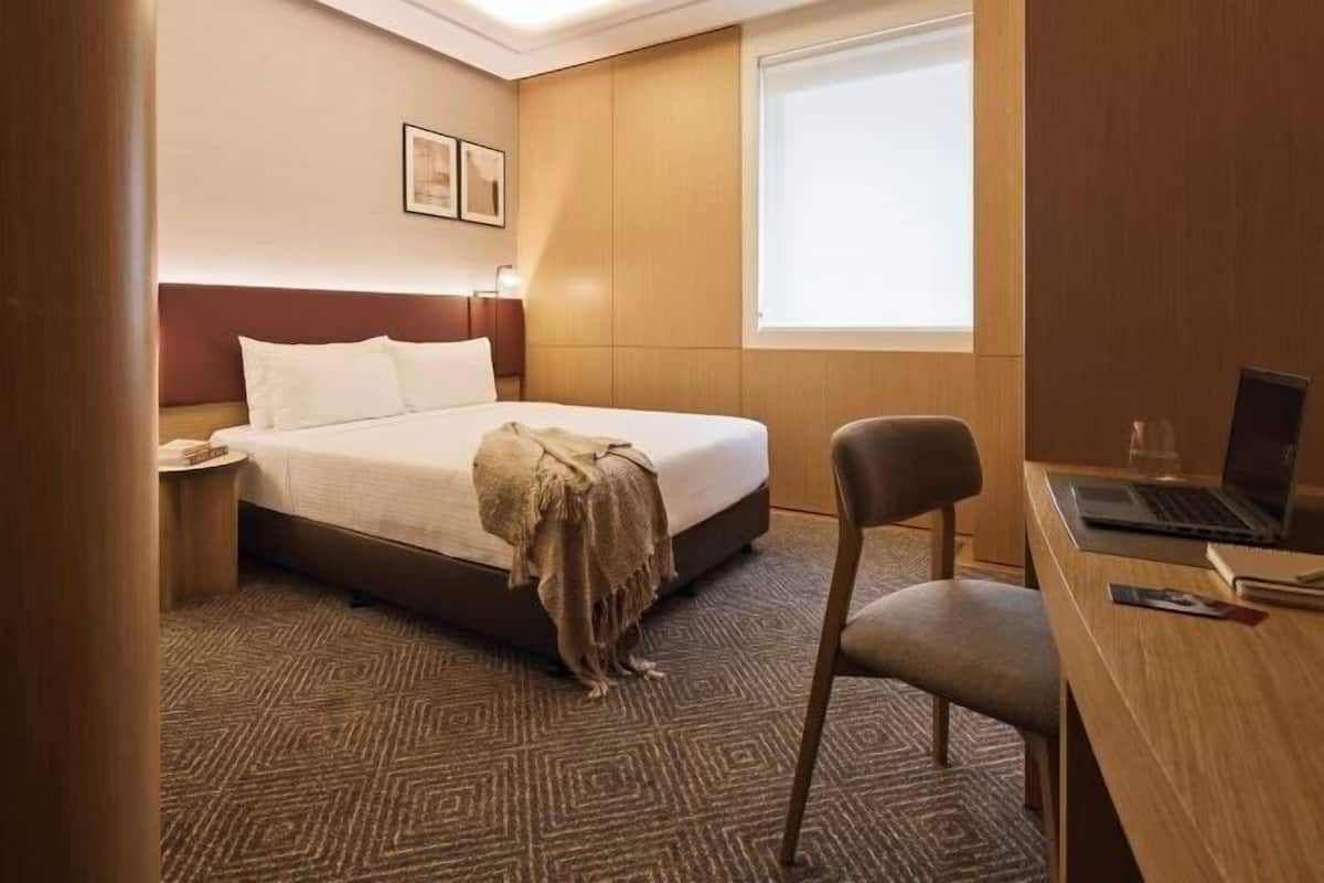 Seprai premium, minibar, brankas, dan meja kerja