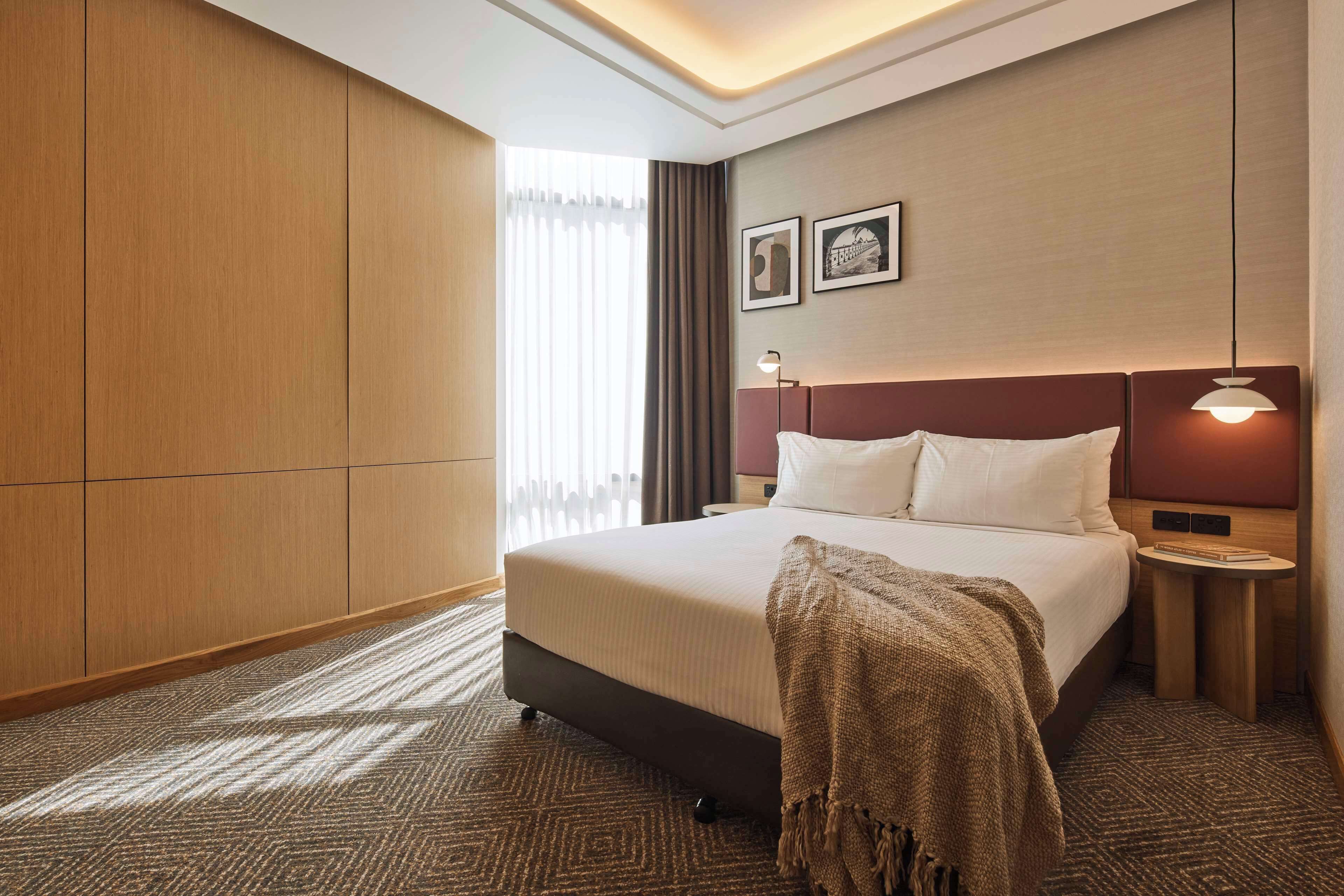 premium room, 1 queen bed | premium bedding, minibar, in-room safe, desk