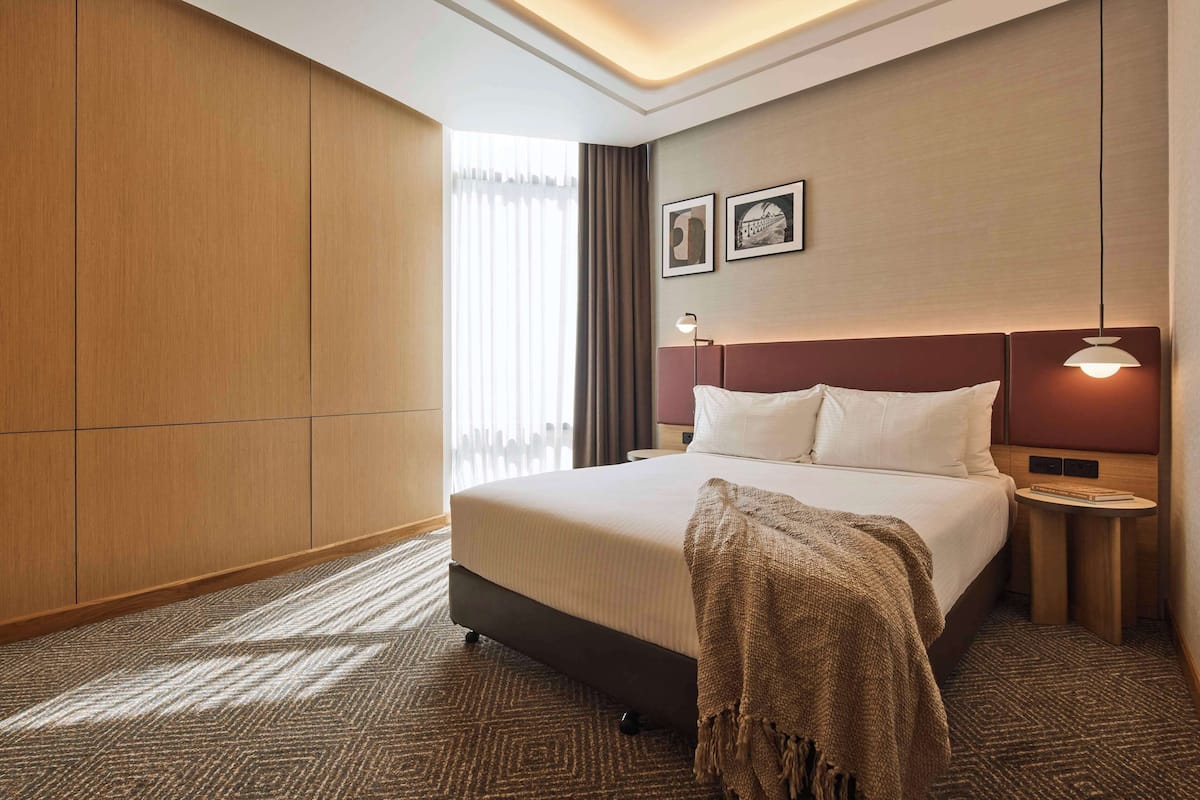 Premium Room, 1 Queen Bed | Premium bedding, minibar, in-room safe, desk