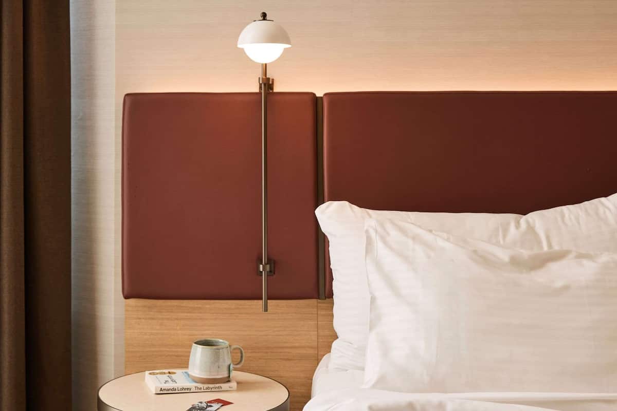 Seprai premium, minibar, brankas, dan meja kerja