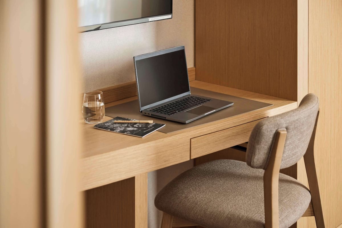 Seprai premium, minibar, brankas, dan meja kerja