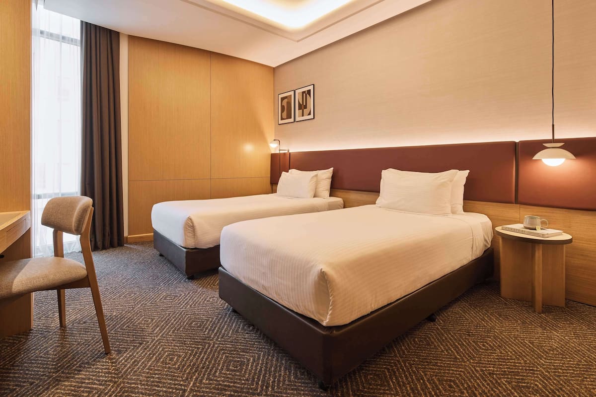 Deluxe Room, 2 Twin Beds | Premium bedding, minibar, in-room safe, desk