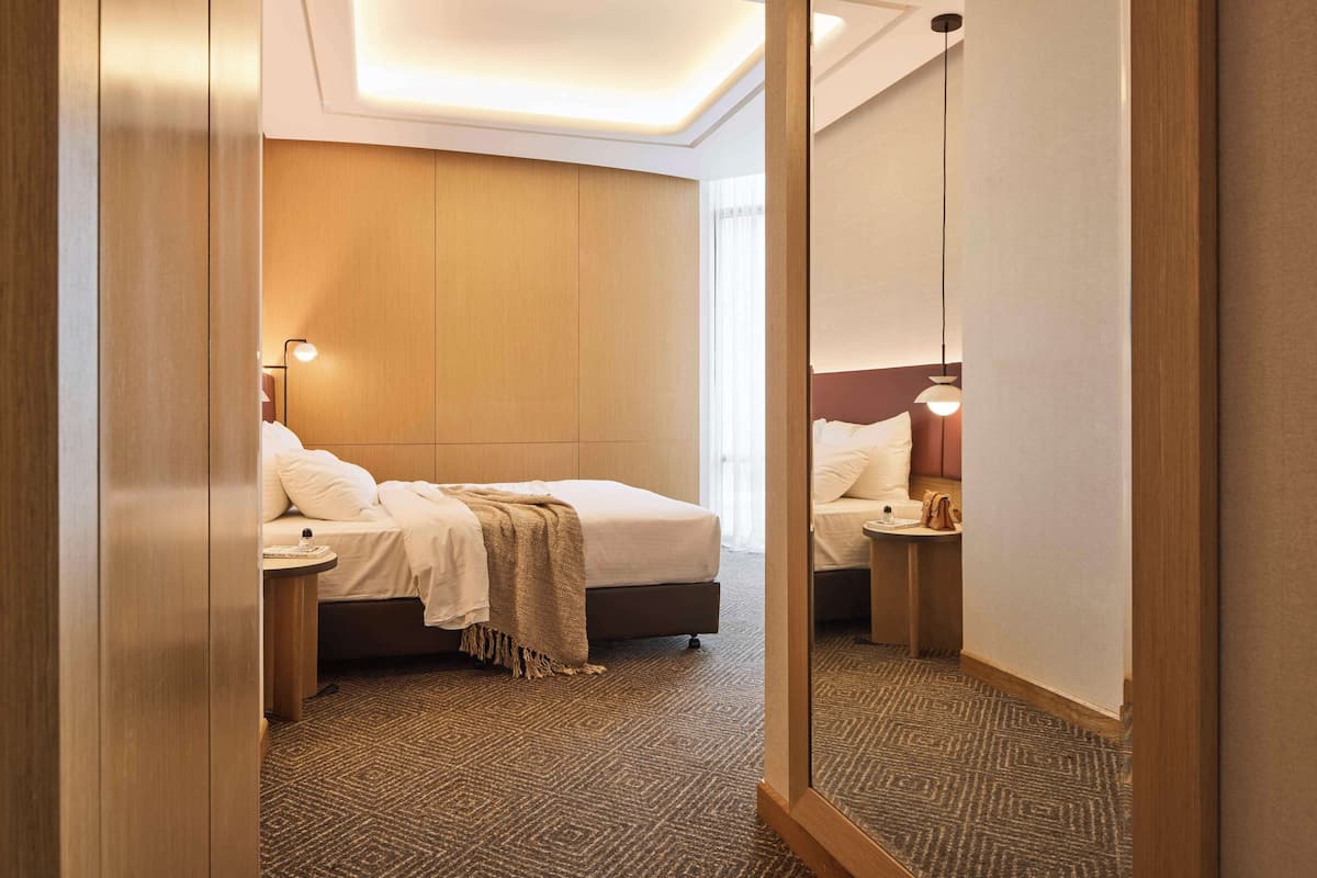 Room, 1 Queen Bed | Premium bedding, minibar, in-room safe, desk
