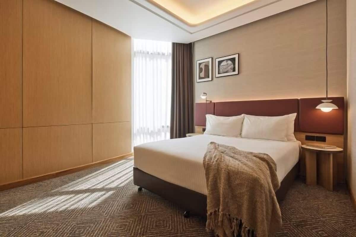 Seprai premium, minibar, brankas, dan meja kerja
