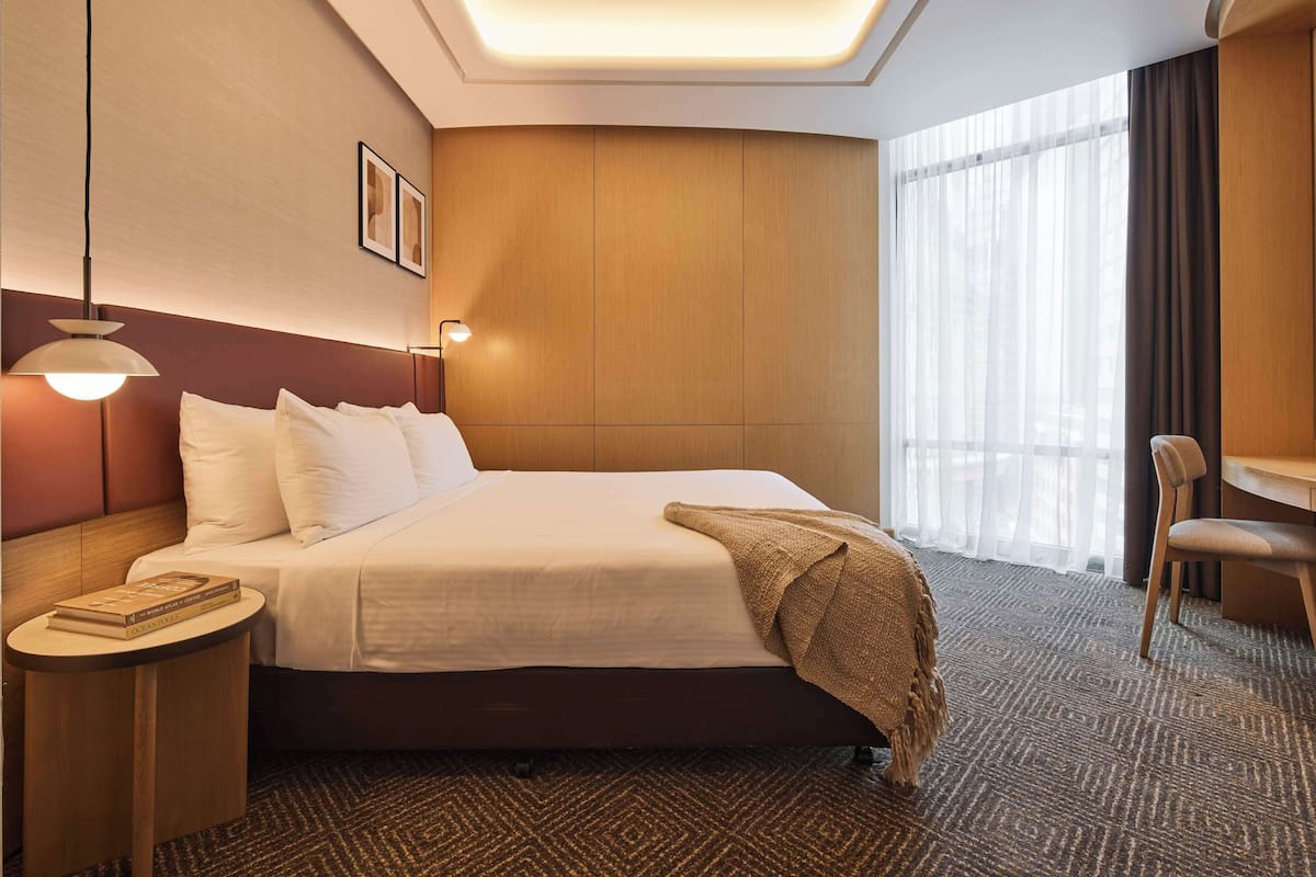 Room, 1 Queen Bed | Premium bedding, minibar, in-room safe, desk