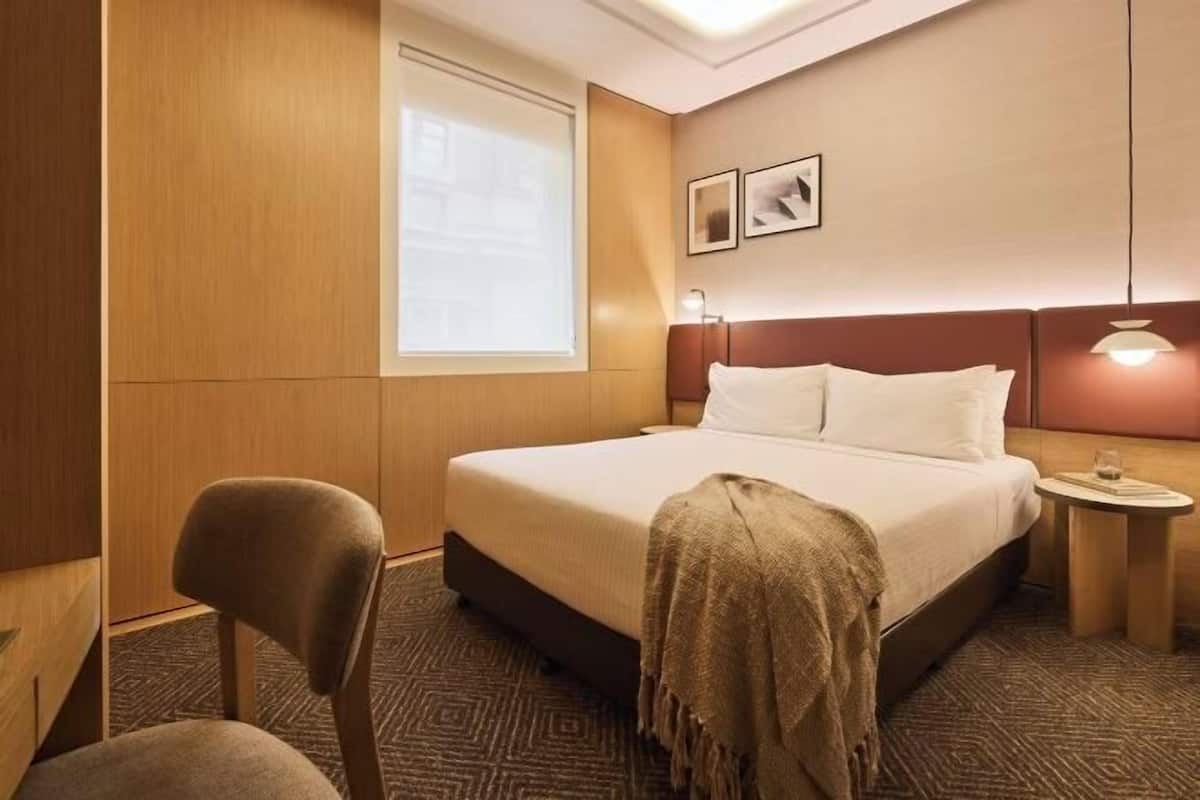 Seprai premium, minibar, brankas, dan meja kerja