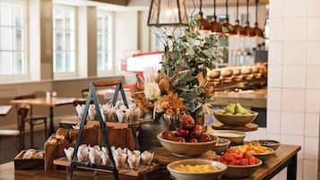 Daily buffet breakfast (AUD 32 per person)