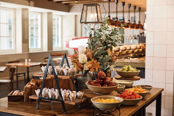 Daily buffet breakfast (AUD 32 per person) - Rydges Australia Square (Sydney)