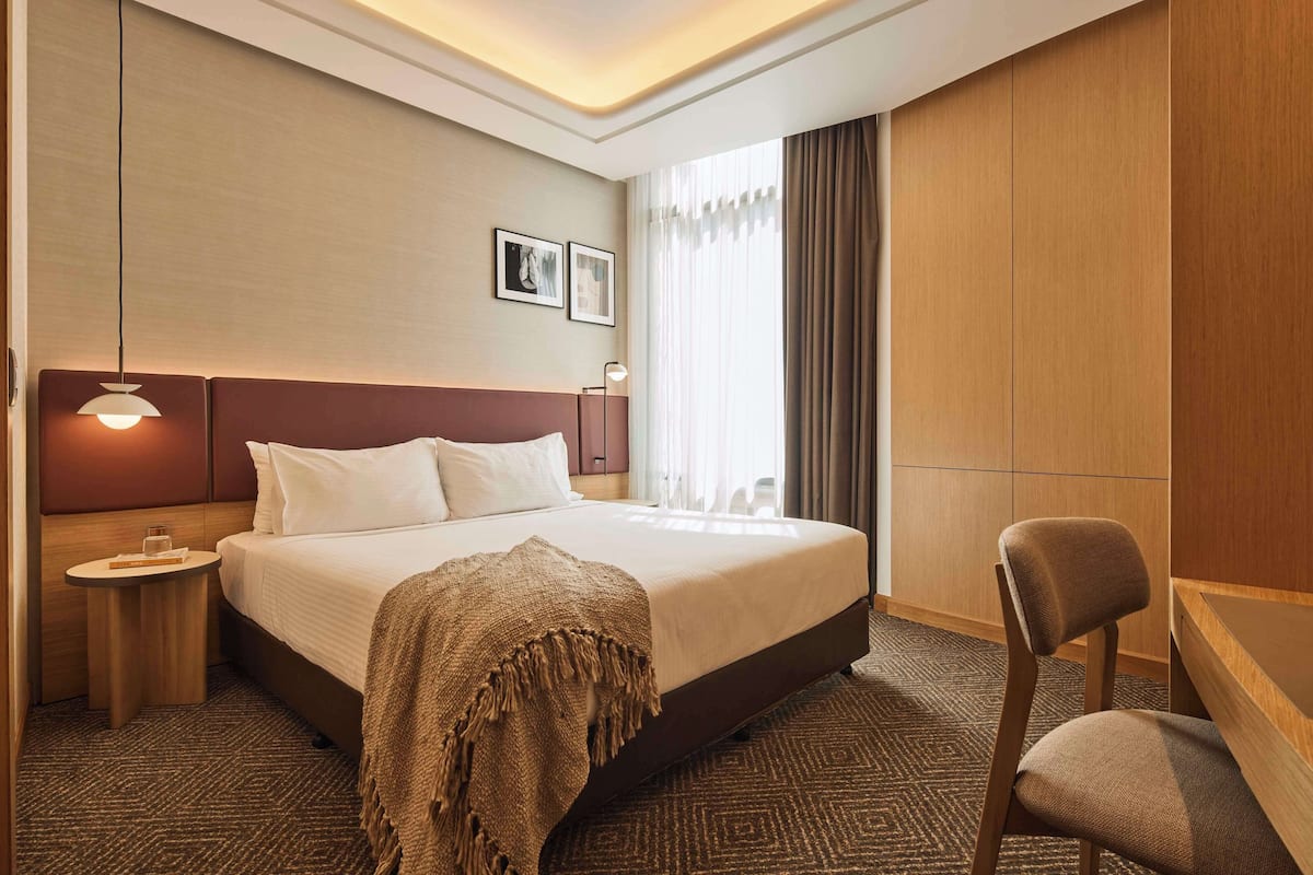 Premium Room, 1 King Bed | Premium bedding, minibar, in-room safe, desk