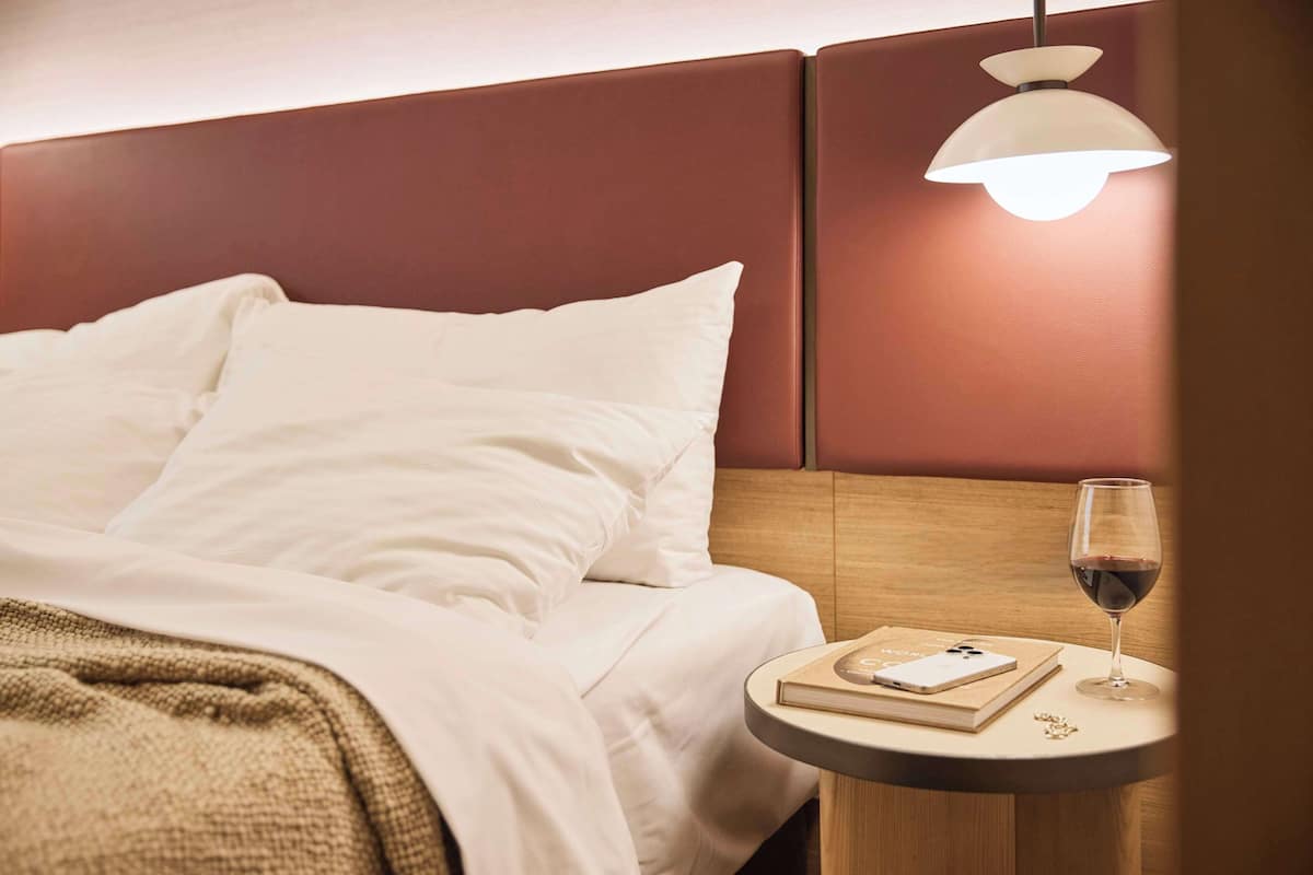 Seprai premium, minibar, brankas, dan meja kerja