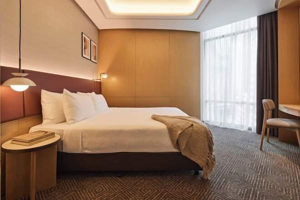 Seprai premium, minibar, brankas, dan meja kerja