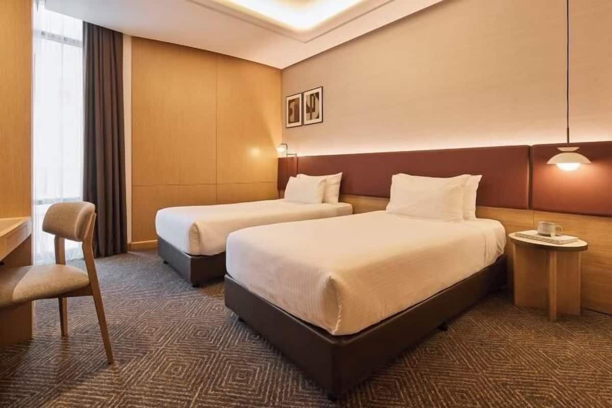 Seprai premium, minibar, brankas, dan meja kerja