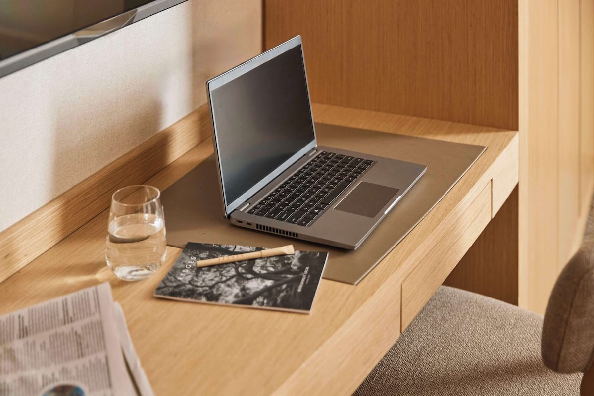 Seprai premium, minibar, brankas, dan meja kerja
