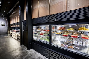 S'hi serveixen esmorzars, dinars i sopars