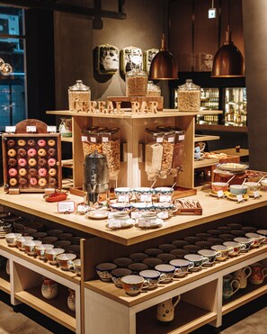 Daily full breakfast (JPY 3000 per person) - Aloft Osaka Dojima (Osaka)