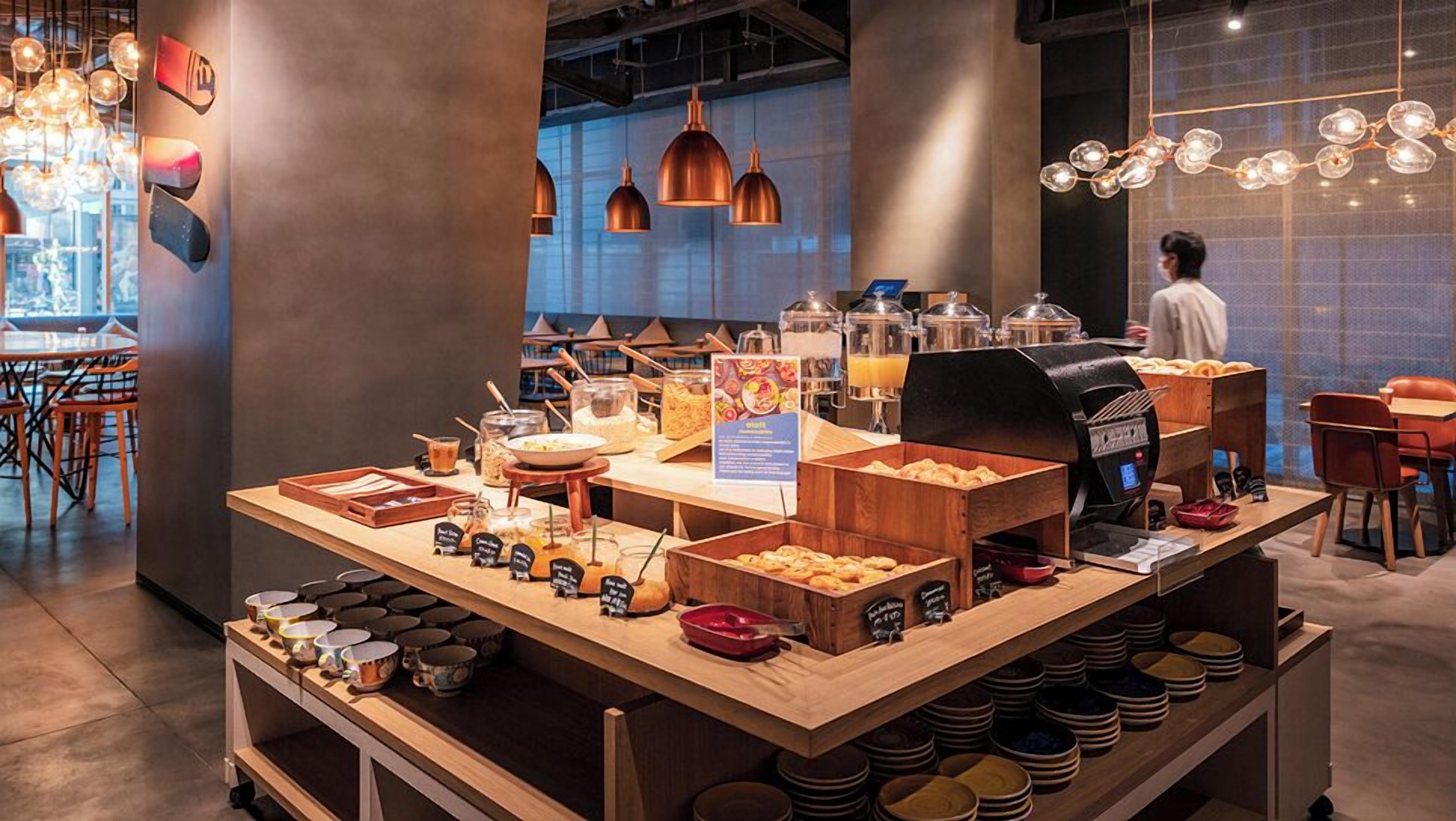 Petit déjeuner complet (3000 JPY par personne)