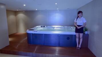 Indoor spa tub