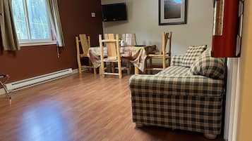 Studio, 1 Queen Bed | In-room dining