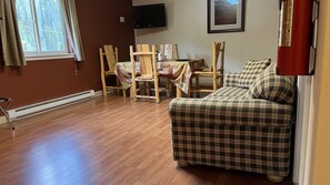 Studio, 1 Queen Bed | In-room dining - Denali Rainbow Village RV Park and Motel (Denali National Park)