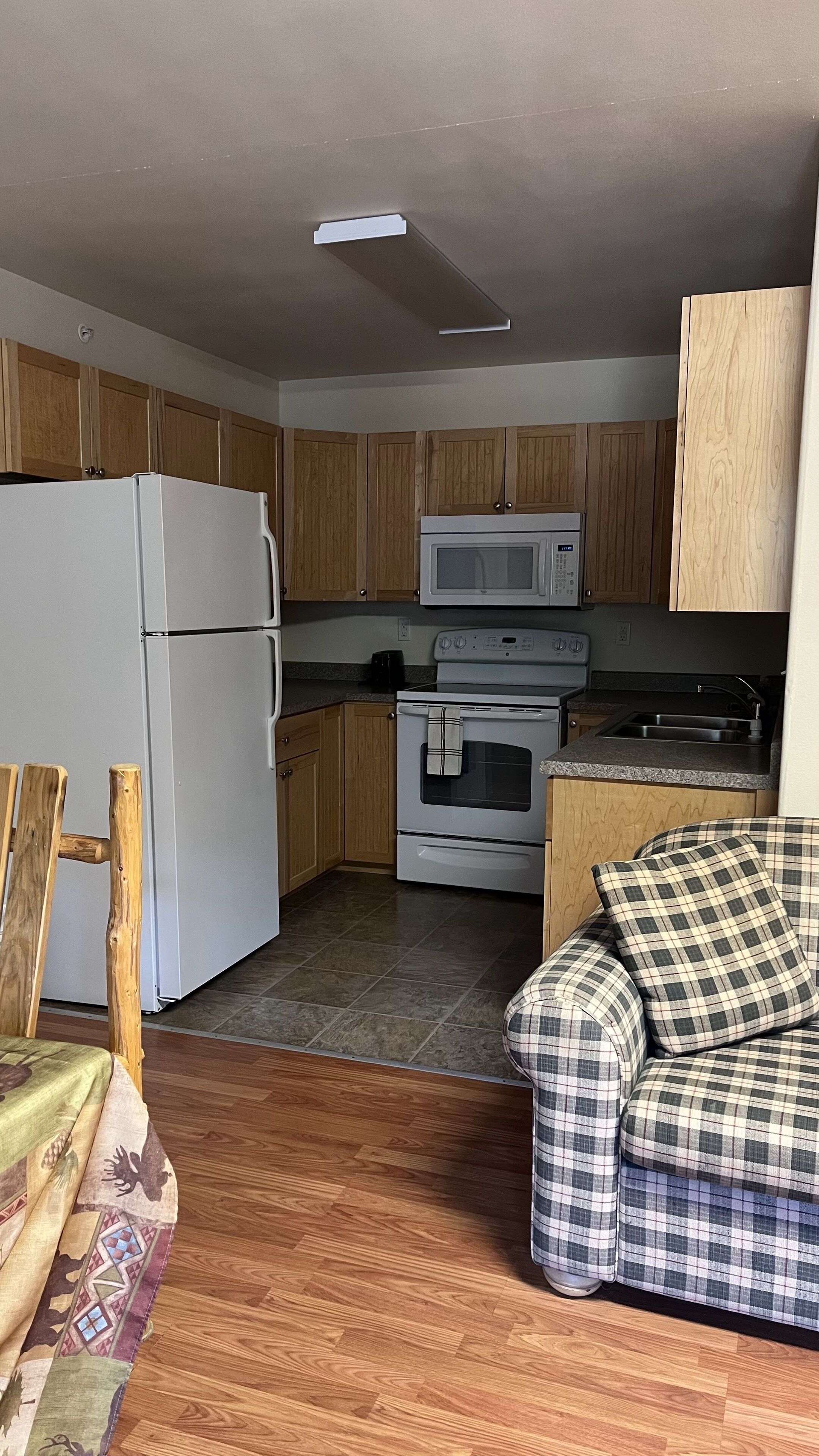 Studio, 1 Queen Bed | Private kitchen | Coffee/tea maker, paper towels