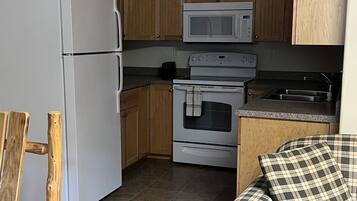Studio, 1 Queen Bed | Private kitchen | Coffee/tea maker, paper towels