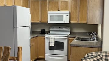 Studio, 1 Queen Bed | Private kitchen | Coffee/tea maker, paper towels