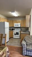 Studio, 1 Queen Bed | Private kitchen | Coffee/tea maker, paper towels