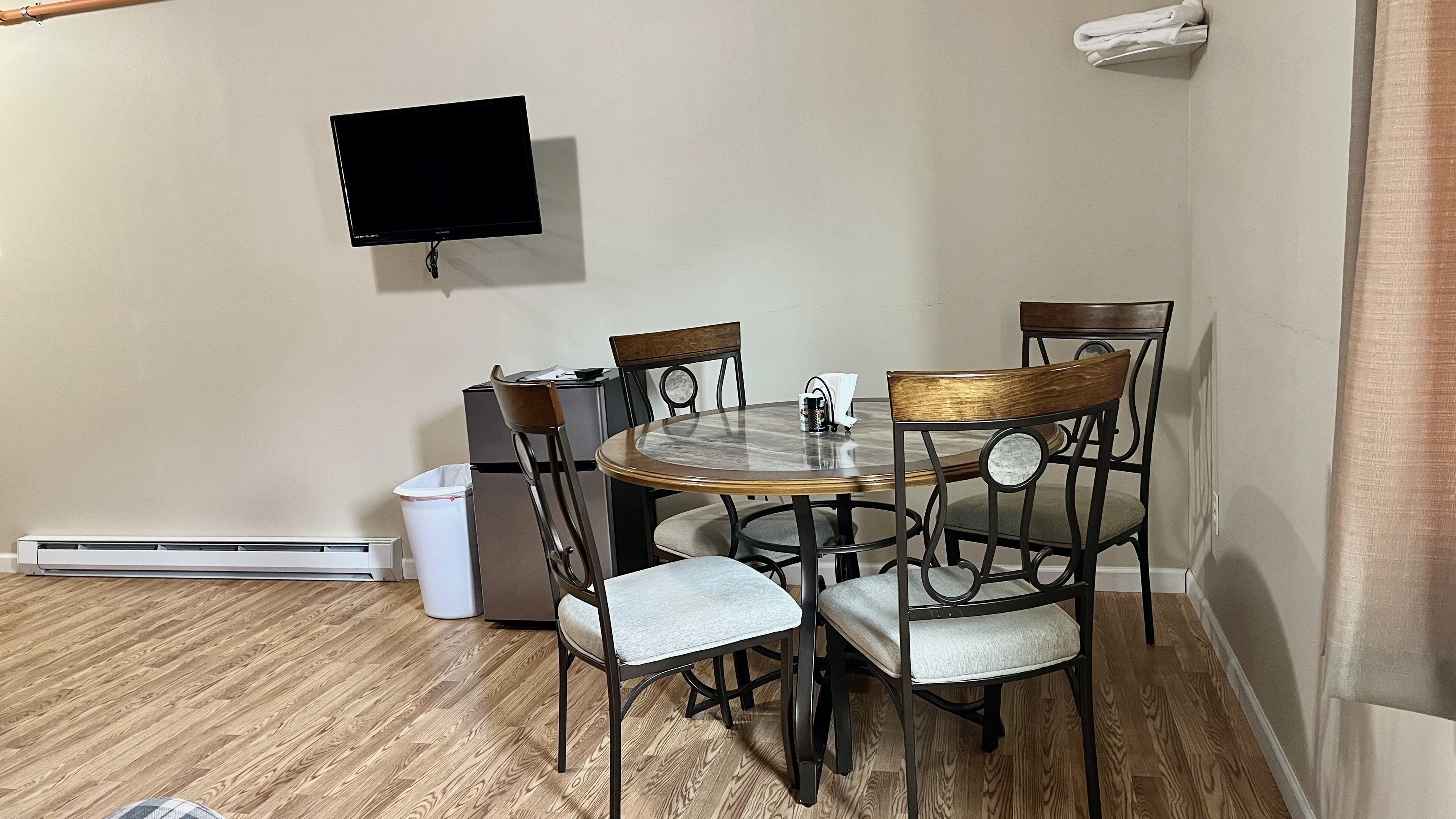 Studio, 1 Queen Bed | In-room dining